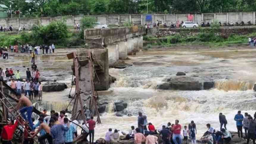 Indrayani bridge collapsed